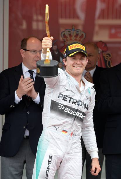 Rosberg riceve il premio del vincitore da Alberto di Monaco. Ap